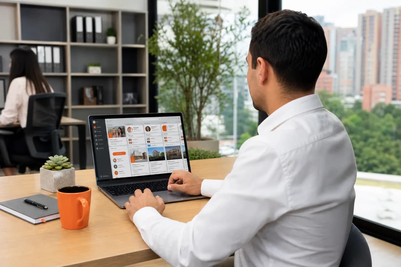 Equipo de una inmobiliaria revisando un CRM para gestionar inmuebles, clientes y contratos